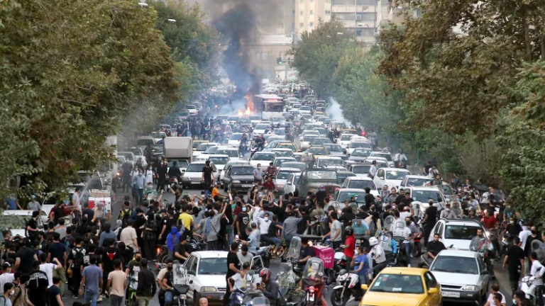 Διαδηλώσεις στο Ιράν: Δύο νεκροί και 30 τραυματίες σε ένοπλες συγκρούσεις στα νοτιοδυτικά