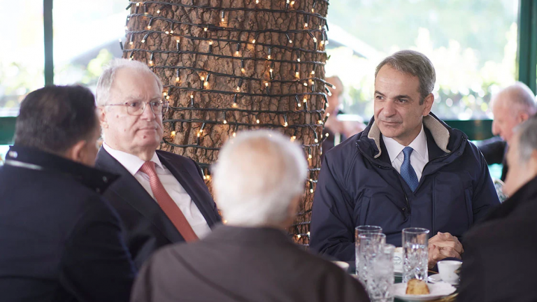 Πρωτοχρονιάτικος καφές στο Κολωνάκι για Μητσοτάκη-Τασούλα: Στο τραπέζι η συναίνεση για τις Ανεξάρτητες Αρχές