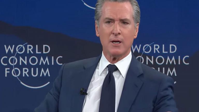 Γκάβιν Νιούσομ: Η κυβέρνηση Τραμπ κατέστρεψε 80 χρόνια συμμαχιών — Οι Ευρωπαίοι «χειραγωγούνται»