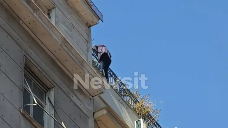 Συναγερμός στην Ομόνοια: Άνδρας απειλεί να πέσει από ταράτσα κτιρίου