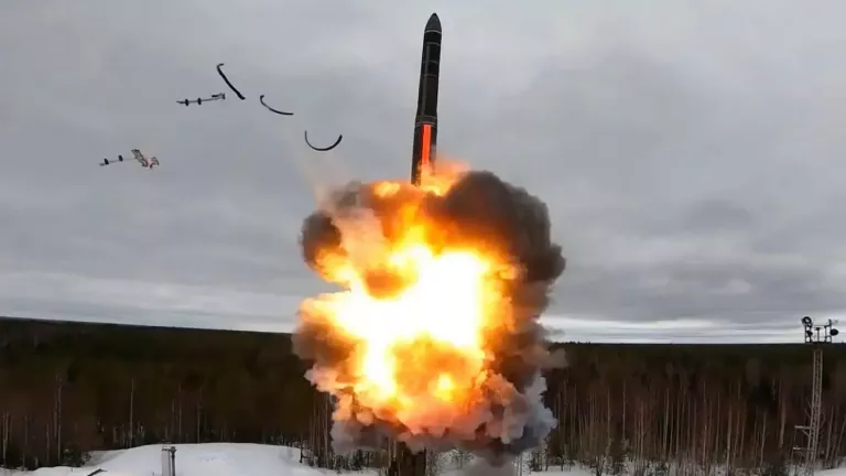 Ουκρανία: Μήνυμα ισχύος από τη Μόσχα με εκτόξευση Oreshnik – Αντιδράσεις σε ΗΠΑ και Ευρώπη