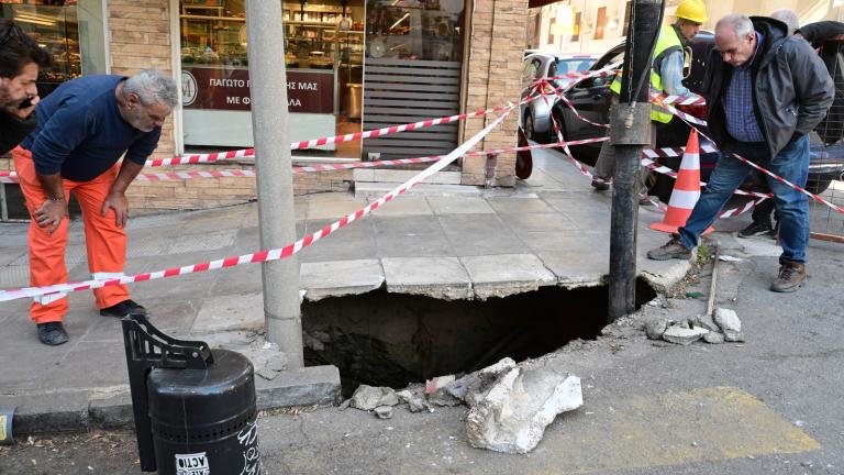 Καθίζηση του εδάφους στο Παγκράτι: Άνοιξε «κρατήρας» πλάτους 3 μέτρων στο πεζοδρόμιο — Προσήχθη 52χρονος μηχανικός
