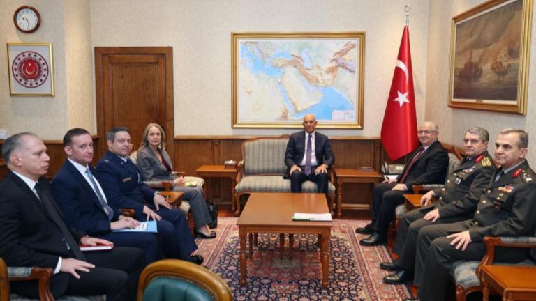 Τουρκία: Σάλος για τη φωτογραφία του Αμερικανού πρέσβη σαν να προεδρεύει συνάντησης στο υπουργείο Άμυνας