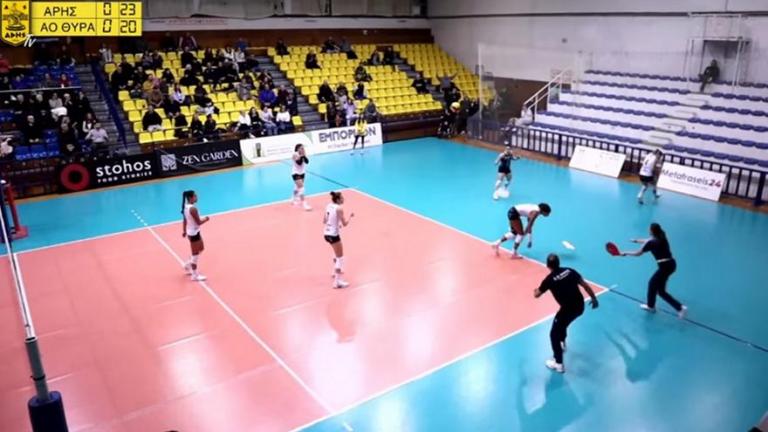 Αδιανόητο: Έπεσαν κομμάτια από το ταβάνι πάνω σε αθλήτρια στο Άρης-ΑΟ Θήρας για την Volley League Γυναικών (BINTEO)