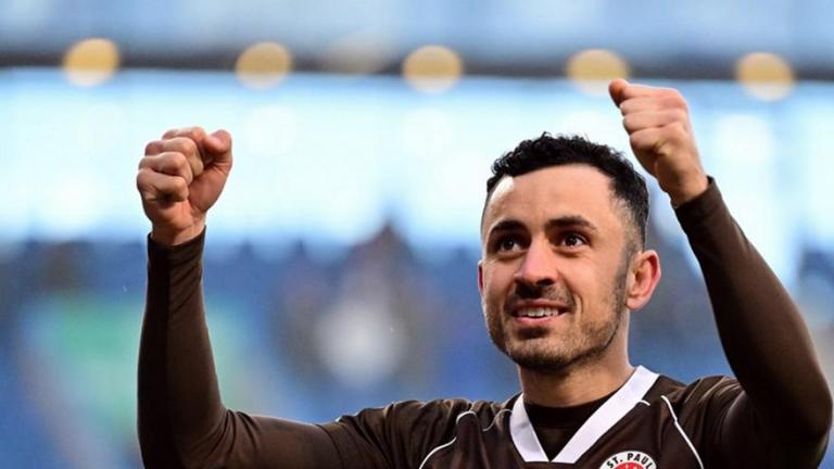 Συνδέουν την περίπτωση του Μανώλη Σάλιακα με την ΑΕΚ στη Γερμανία!  Αυτό, τουλάχιστον, υποστηρίζει το Fu?ballminister – Foreboding στο Χ, κάνοντας λόγο πως ο 29χρονος δεξιός μπακ της Ζανκτ Πάουλι μένει ελεύθερος το προσεχές καλοκαίρι και βρίσκεται σε συνομιλίες με την Ένωση. 00:08 Ατρόμητος-Παναθηναϊκός 0-0 | HL     The video player is currently playing an ad. Ατρόμητος-Παναθηναϊκός 0-0 | HL  Παράλληλα, επισημαίνεται ότι τον Έλληνα ακραίο αμυντικό παρακολουθούν και οι Βόλφσμπουργκ, Λέστερ Σίτι, Μπέρμιγχαμ Σ