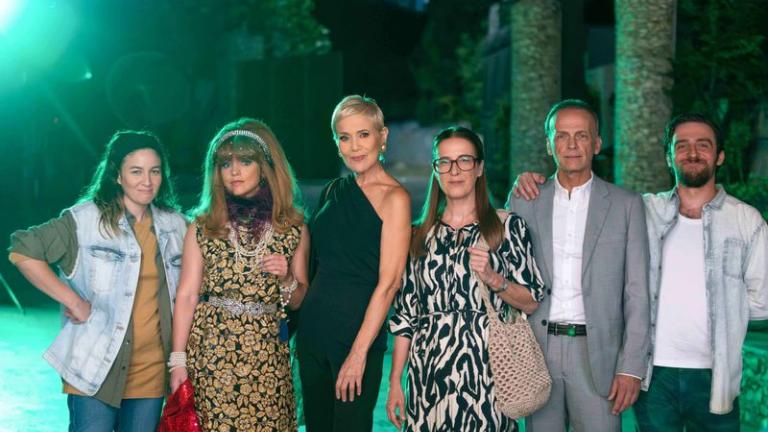 «ΓΙΑΤΙ ΡΕ ΠΑΤΕΡΑ;»: Επιστρέφει απόψε στις 22:30 με νέα επεισόδια