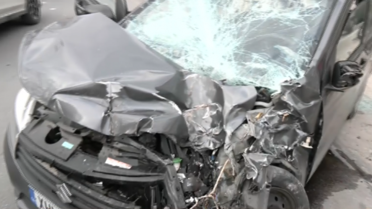 Τροχαίο στη Λ. Θηβών: Τρεις τραυματίες από πρόσκρουση φορτηγού σε σταθμευμένα οχήματα και μηχανάκια 