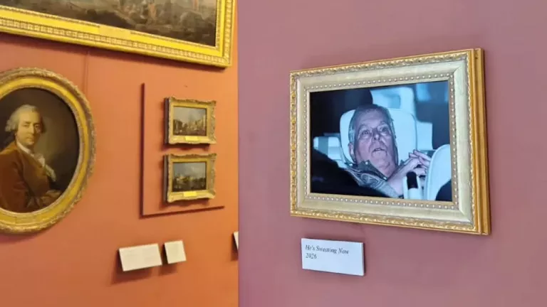 Λούβρο: Έκθεμα δίπλα στη Μόνα Λίζα η φωτογραφία της σύλληψης του έκπτωτου πρίγκιπα Άντριου