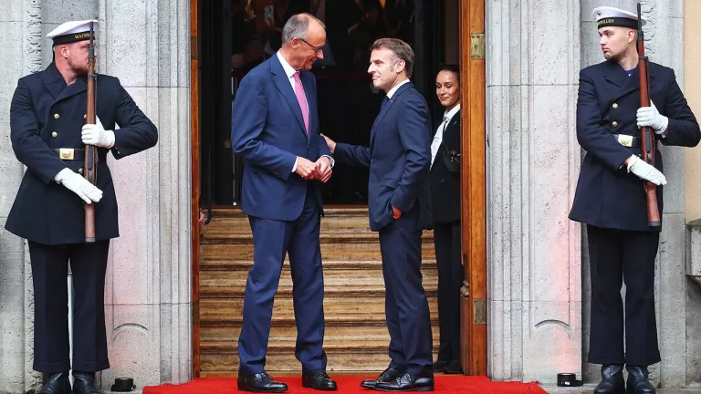 μερτς και μακρον