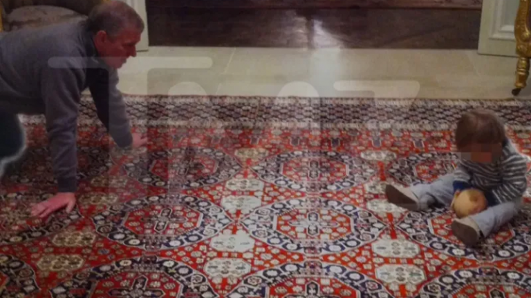 Άντριου: Σάλος με φωτογραφίες που τον δείχνουν να παίζει με μωρό και μπάλα σε σχήμα στήθους