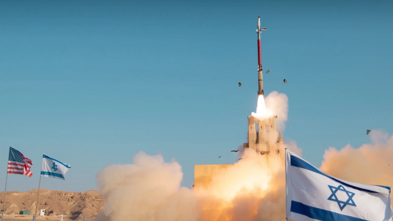 Politico: Σύμβουλοι Τραμπ εισηγούνται το πρώτο χτύπημα στο Ιράν να γίνει από το Ισραήλ