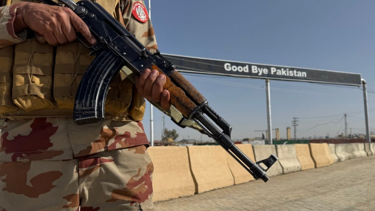 Πακιστάν: Κήρυξε «ανοικτό πόλεμο» στους Ταλιμπάν του Αφγανιστάν — Εκατοντάδες νεκροί από βομβαρδισμούς