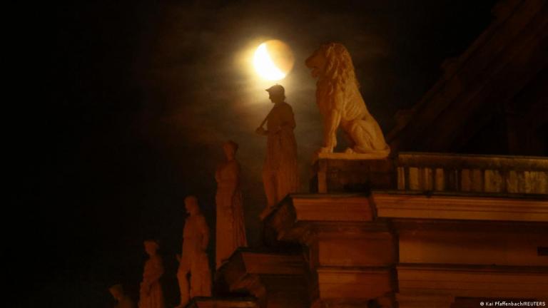 aggalmata sto fos tou feggariou monaxo