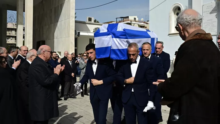 Συγκίνηση στο τελευταίο «αντίο» στον Αναστάση Παπαληγούρα