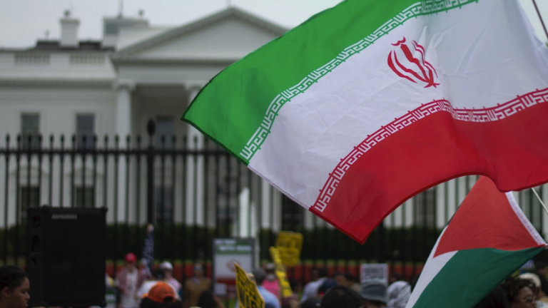 Λευκός Οίκος: «Στο τραπέζι» το ενδεχόμενο χρήσης στρατιωτικής βίας κατά του Ιράν