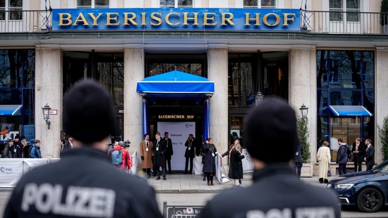 Διάσκεψη Ασφαλείας στο Μόναχο: Οι Δημοκρατικοί προτρέπουν την Ευρώπη να αντισταθεί στον Τραμπ