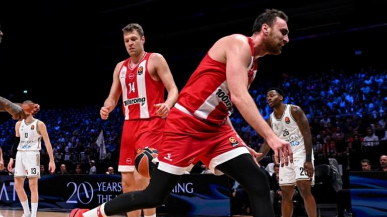 Έδωσε δικαιώματα στο Ντουμπάι και είδε να μπαίνει τέλος στο νικηφόρο του σερί ο Ολυμπιακός.  Οι «ερυθρόλευκοι» παρουσίασαν κακό αγωνιστικό πρόσωπο για 2,5 περιόδους στην έδρα της Dubai BC, ενώ παρότι στη συνέχεια βελτιώθηκαν και έκαναν την αντεπίθεσή τους, περνώντας μπροστά στο σκορ στο τέταρτο δεκάλεπτο και στέλνοντας το παιχνίδι στην παράταση με μεγάλο τρίποντο του Φουρνιέ, τελικά κόλλησαν επιθετικά στο έξτρα πεντάλεπτο και γνώρισαν την ήττα με 108-98.      Έτσι, ο Ολυμπιακός είδε να μπαίνει τέλος στο νικ