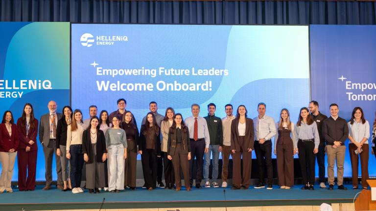 Η πρώτη γενιά Empowering Future Leaders, μαζί με τον κ. Αλέξανδρο Τζαδήμα, Γενικό Διευθυντή Ανθρώπινου Δυναμικού και Διοικητικών Υπηρεσιών της HELLENiQ ENERGY και στελέχη της Εταιρείας.