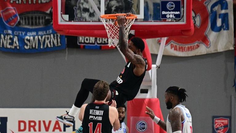 Πανιώνιος - Ολυμπιακός 71-79: Πέρασε από τη Γλυφάδα δια πυρός και σιδήρου