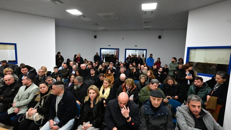 Δίκη για τα Τέμπη: Εντάσεις μεταξύ συγγενών θυμάτων και κατηγορούμενους λίγο πριν την έναρξη