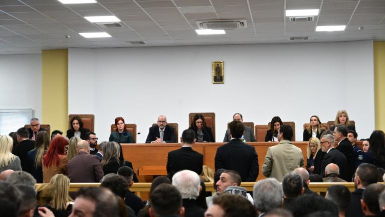 Νέα διακοπή σημειώθηκε μετά την έναρξη της δίκης, καθώς συνεχίζονται οι έντονες διαμαρτυρίες για τη χωρητικότητα και τις συνθήκες της δικαστικής αίθουσας.