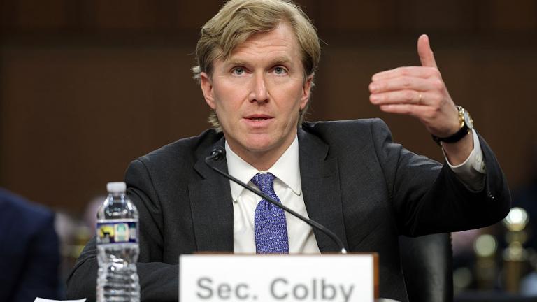 Υφυπουργός Άμυνας ΗΠΑ: Ο θάνατος Χαμενεΐ οφείλεται σε ισραηλινές επιχειρήσεις