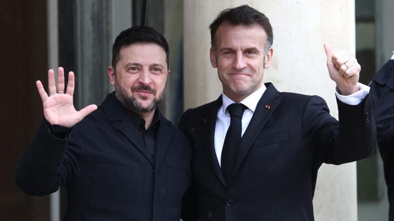 Μακρόν προς Ρωσία: Καμία χαλάρωση των κυρώσεων και καμία υποχώρηση στη στήριξη του Κιέβου