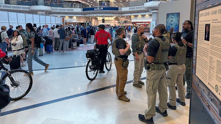 πράκτορες της ice στα αεροδρομια