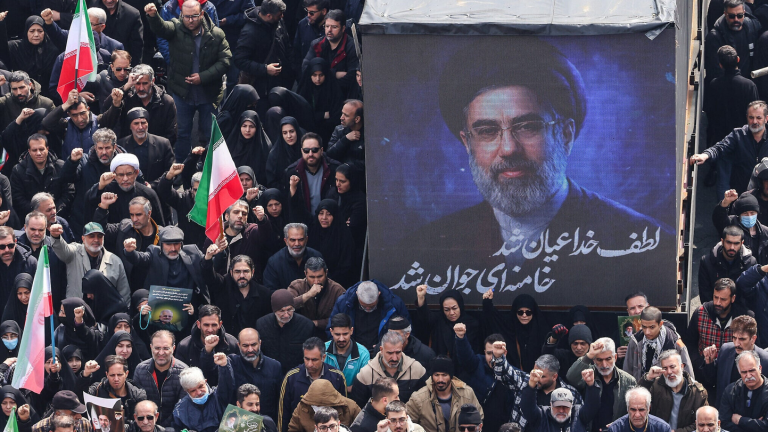 Ο Μοτζτάμπα Χαμενεΐ απειλεί με αντίποινα για τη δολοφονία Λαριτζανί — «Οι εγκληματίες πρέπει να πληρώσουν»