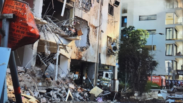 Νέα κύματα ιρανικών επιθέσεων στο Ισραήλ: Έκρήξεις στο Τελ Αβίβ, έξι τραυματίες