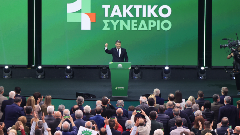 Σε κλίμα ενότητας και συσπείρωσης συνεχίζονται οι εργασίες της δεύτερης ημέρας του συνεδρίου του ΠΑΣΟΚ – Κινήματος Αλλαγής, μετά τις παρεμβάσεις των πρώην προέδρων και κορυφαίων στελεχών του κόμματος, που έδωσαν τον τόνο της πολιτικής κατεύθυνσης.