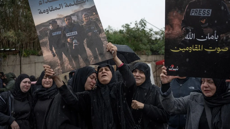 Λίβανος: Θρήνος στις κηδείες των των τριών δημοσιογράφων που σκοτώθηκαν σε ισραηλινή επιδρομή