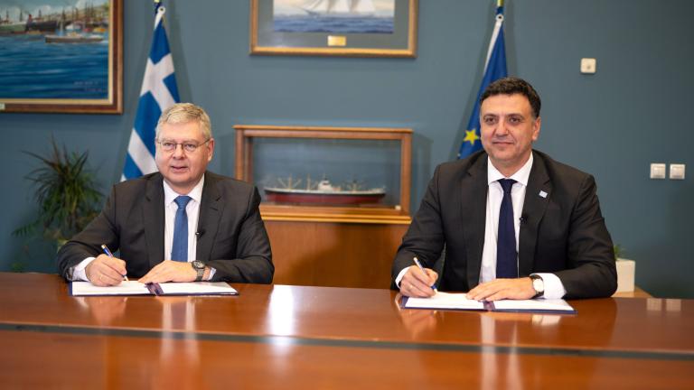 Από αριστερά, ο Διευθύνων Σύμβουλος της HELLENiQ ENERGY κ. Ανδρέας Σιάμισιης και ο Υπουργός Ναυτιλίας και Νησιωτικής Πολιτικής κ. Βασίλης Κικίλιας, κατά την υπογραφή της συμφωνίας δωρεάς.