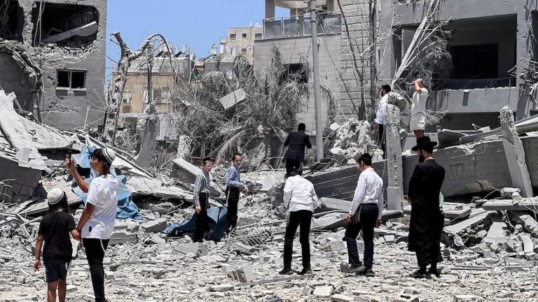 Ιράν: Η Τεχεράνη ανέλαβε την ευθύνη για χτυπήματα σε αμερικανοισραηλινές υποδομές, προειδοποιεί για νέες