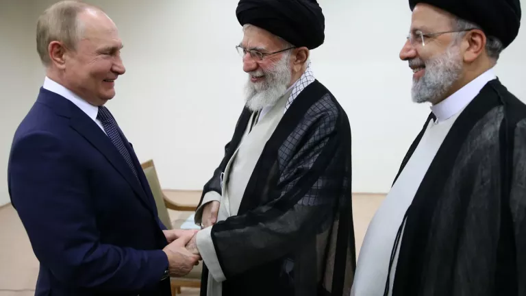 Politico: Γιατί η δολοφονία του Χαμενεΐ αποτέλεσε πλήγμα για τον Πούτιν