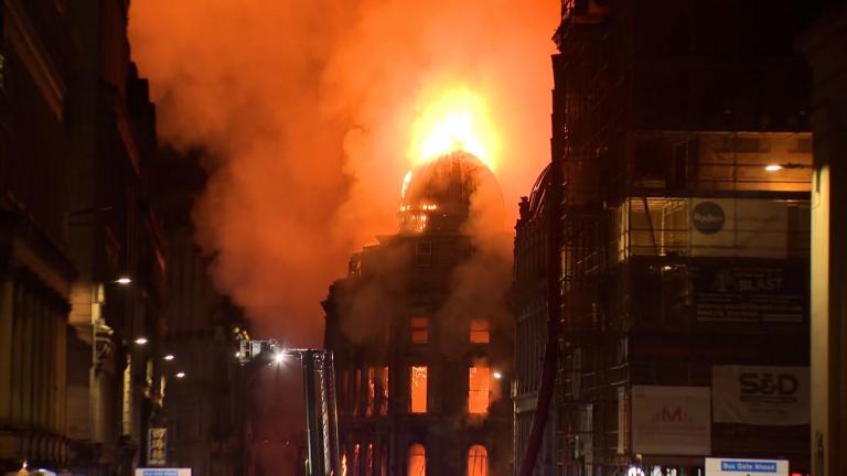 Σκωτία: Μεγάλη πυρκαγιά στη Γλασκώβη – Κλειστός ο κεντρικός σιδηροδρομικός σταθμός