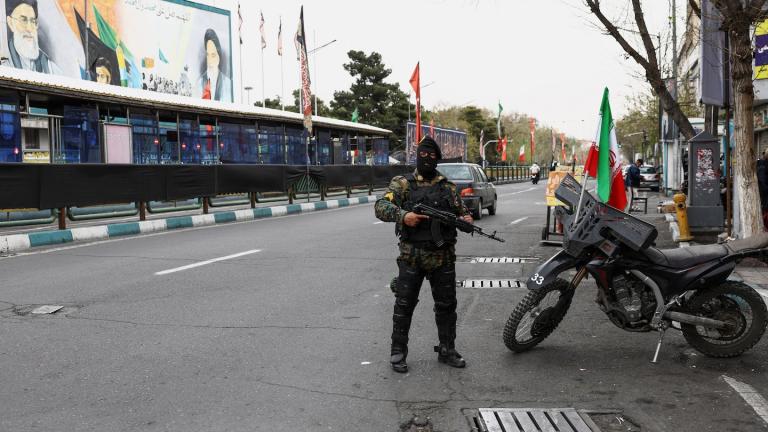 Ιράν: Ανήλικοι σε ένοπλες περιπολίες στην Τεχεράνη - Σκληραίνει η στάση των ιρανικών αρχών