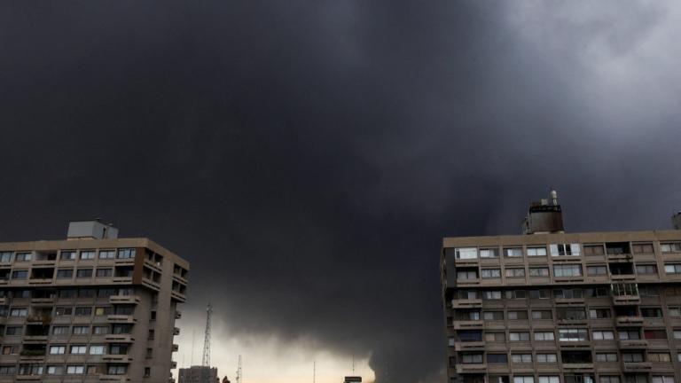 Ιράν: Ανησυχία για τη «μαύρη βροχή» πάνω απ' την Τεχεράνη, μετά τα πλήγματα σε πετρελαϊκές εγκαταστάσεις