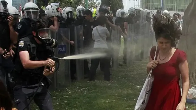 Τουρκία: Ο αστυνομικός που έριξε χημικά στη «γυναίκα με τα κόκκινα» καταδικάστηκε να φυτεύσει 300 δέντρα