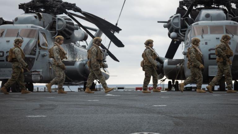 Wall Street Journal: Οι ΗΠΑ στέλνουν στη Μέση Ανατολή τρία πολεμικά πλοία και 2.500 επιπλέον πεζοναύτες