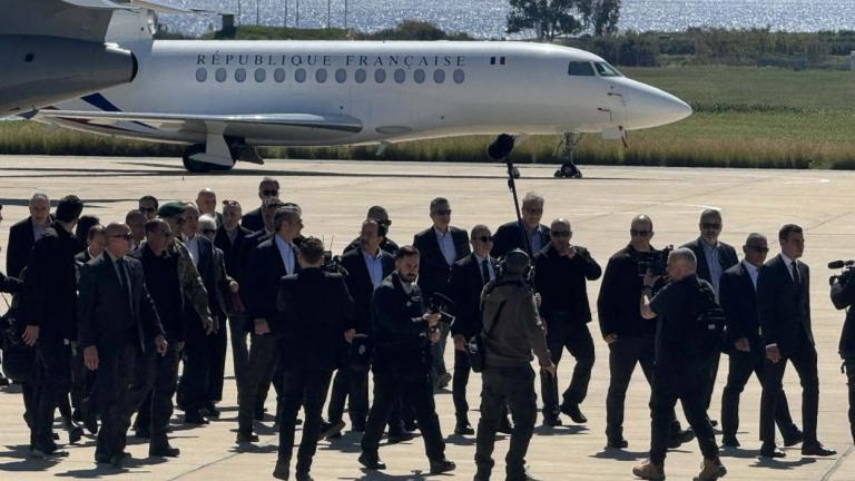 Η παρουσία του Γάλλου προέδρου στην Κύπρο, μαζί με τον Έλληνα πρωθυπουργό, θεωρείται ένδειξη της κοινής ευρωπαϊκής στάσης απέναντι στις απειλές που αντιμετωπίζει η Κυπριακή Δημοκρατία.