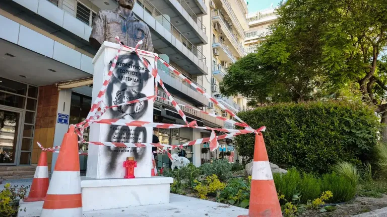 Θεσσαλονίκη: Άγνωστοι βανδάλισαν την προτομή του αρχιφύλακα Γιώργου Λυγγερίδη