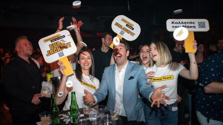 Όλα κερασμένα στο Fuzz Club από τον Μάκη που κέρδισε το Eurojackpot - Ξέφρενος χορός με τους Trashformers στη σκηνή