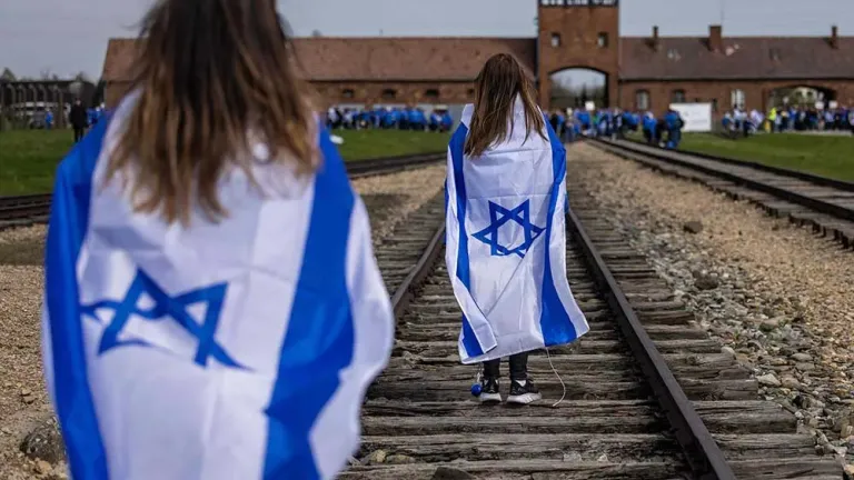 Ημέρα Μνήμης του Ολοκαυτώματος: Χιλιάδες συμμετείχαν στην «Πορεία των Ζωντανών» στο Άουσβιτς