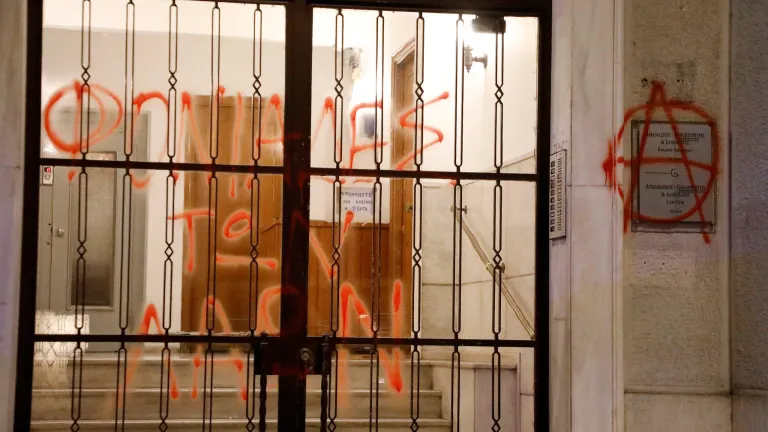 Μπογιές και συνθήματαστο γραφείο του Γεραπετρίτη στο Κολωνάκι