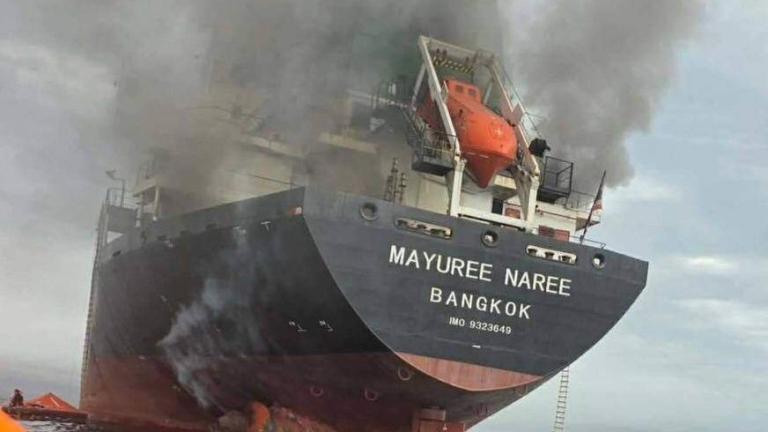 Το ταϊλανδέζικο φορτηγό πλοίο «Mayuree Naree» χτυπήθηκε και τυλίχθηκε στις φλόγες στα Στενά του Ορμούζ την Τετάρτη, 11 Μαρτίου 2026.