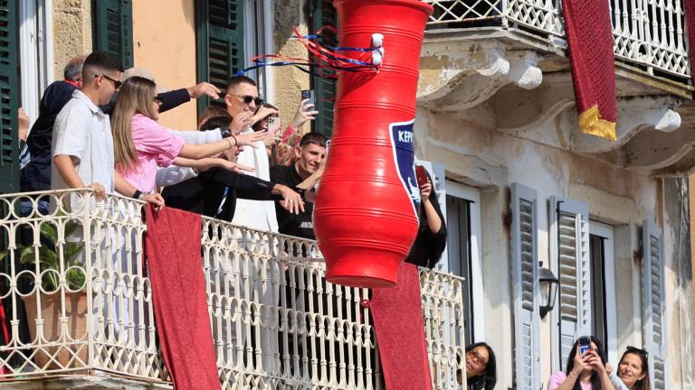 Μεγάλο Σάββατο: Εντυπωσίασε και φέτος το πασχαλινό έθιμο των «μπότηδων» στην Κέρκυρα