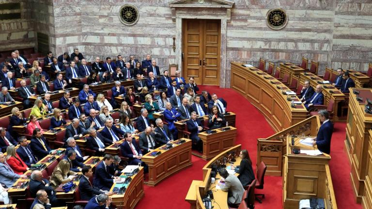 Βουλή: Σφοδρή πολιτική σύγκρουση για θεσμούς, ΟΠΕΚΕΠΕ, παρακολουθήσεις και εκλογές