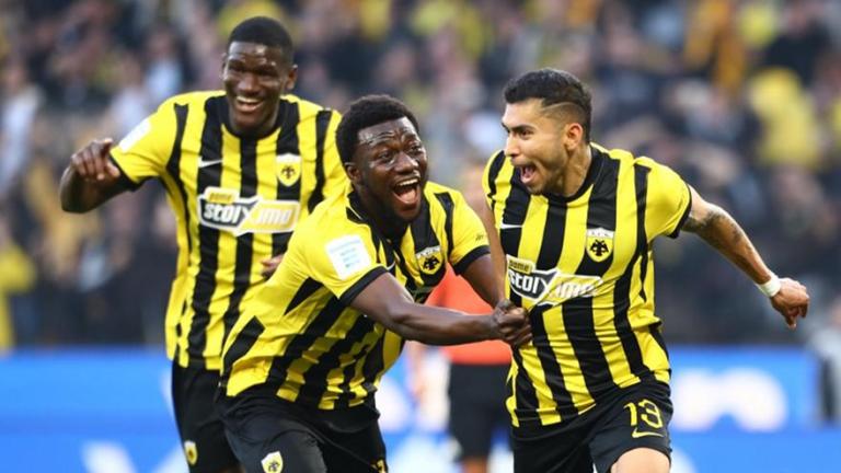 Διαστημική ΑΕΚ στην κολασμένη Νέα Φιλαδέλφεια, έλιωσε τον ΠΑΟΚ και πετάει για την κατάκτηση του πρωταθλήματος!  Η Ένωση ήταν απίστευτη και νίκησε χωρίς καμία δυσκολία με 3-0 τους «ασπρόμαυρους» που πλέον μένουν εκτός της διεκδίκησης του πρωταθλήματος μόλις από τη 2η αγωνιστική των playoffs! Ο «δικέφαλος» άνοιξε το σκορ στο 36ο λεπτό με το αυτογκόλ του Κετζιόρα από το γύρισμα του Περέιρα και βρήκε τα άλλα δύο τέρματα στο δεύτερο μέρος. Ο Κοϊτά ερχόμενος από τον πάγκο με απίθανη ενέργεια έδωσε προβάδισμα δύο 