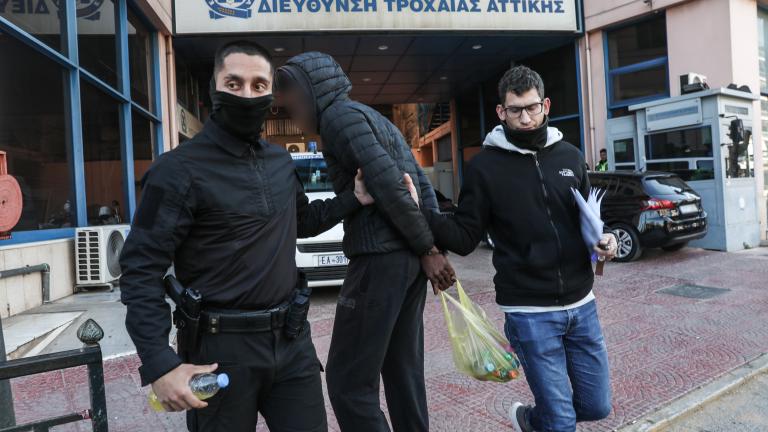 Ο συλληφθέντας ως οδηγός της μηχανής που παρέσυρε 16χρονη κοπέλα το απόγευμα του Σαββάτου (18/4) στην οδό Λιοσίων, οδηγείται από αστυνομικούς στον Εισαγγελέα